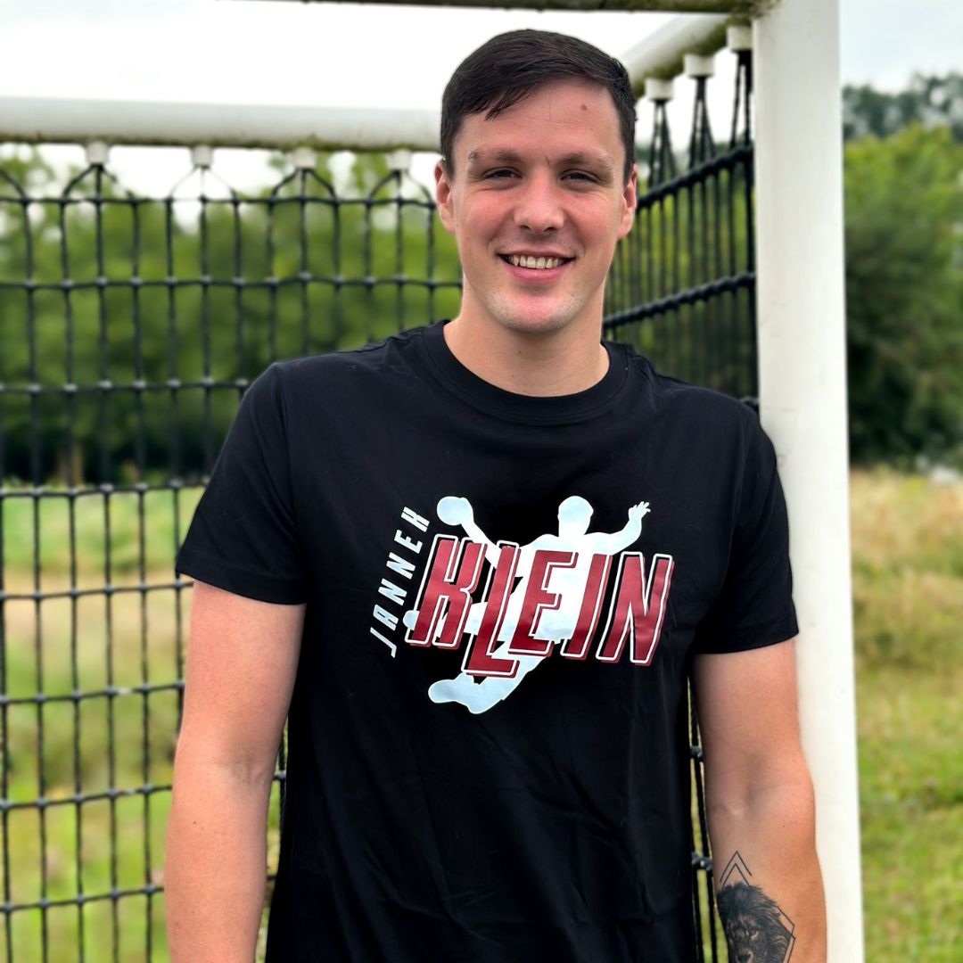 Jannek Klein 🤾♂️ Logo Signature 🤾♀️ Essential T-Shirt (Unisex + Kids) Foto